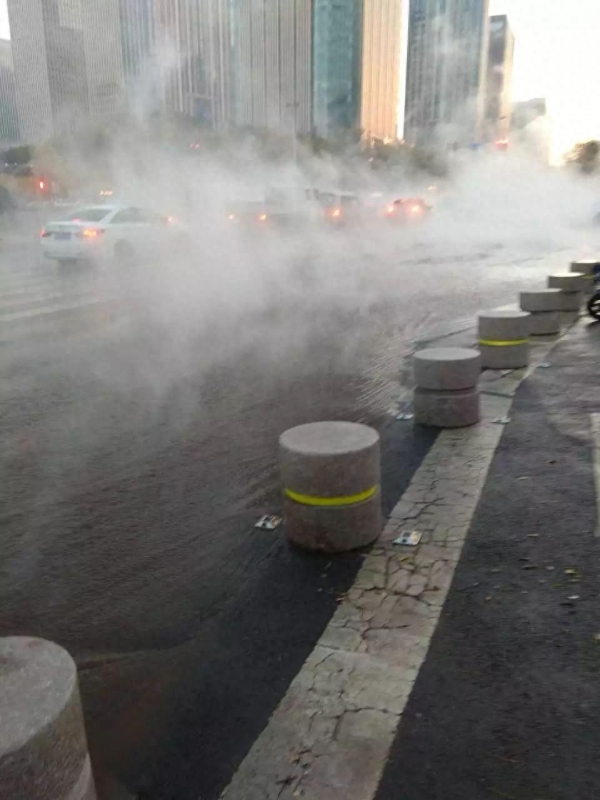 济南热力管道爆管热水喷涌数米高！大量热水从地下喷涌而出