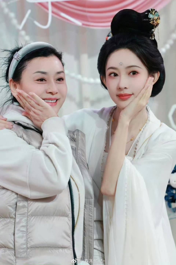 看到了五十岁的孟子义？母女撞脸炸热搜！明星脸是世袭的