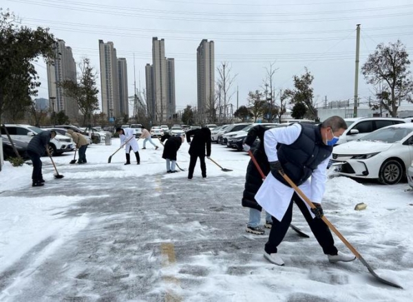 东北硬核扫雪天团上线！扫帚一挥，雪堆秒变“手下败将”